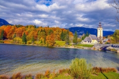 Bohinjsko jezero v jesenskih barvah.