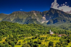 Drežnica. Ko stojiš tu, imaš občutek, kot da Krn strogo spremlja vsak tvoj korak.