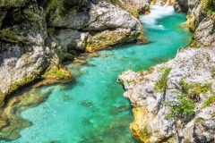 Soča, ob poti k slapu Kozjak.