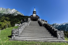 Javorca - nad vhodnimi vrati je napis: Ta spomenik so med vojno zgradili pripadniki 3. gorske brigade, borbene enote 15. korpusa, v čast in spomin na njihove tukaj padle tovariše. Grajeno v času od 1. marca do 1. novembra 1916."