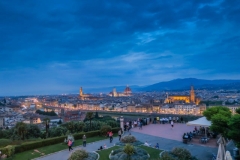 Firence, Piazzalle Michelangelo. Prav je, da se v živo ali pa vsaj virtualno ali ob pogledu na lepo razglednico, vedno znova vračamo v Firence po motiv in navdih. Ko se sprehajaš po ulicah Firenc je tako, kot da ti na vsakem koraku nekdo šepete, naj ne pozabimo na omiko, umetnost, lepoto, splošno izobrazbo, ki oplaja duha in nas dela ljudi.